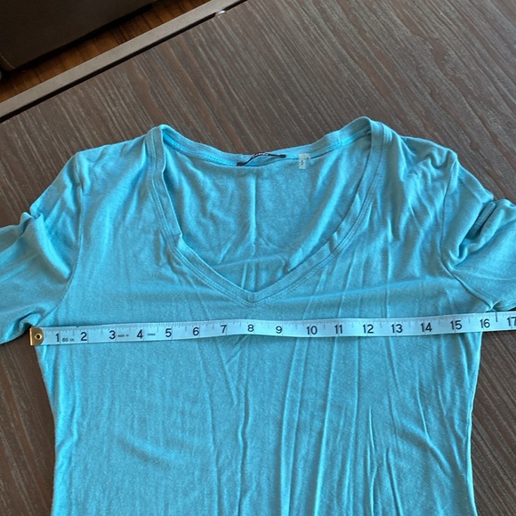 Tahari ladies three-quarter length V-neck T in size small. - Picture 5 of 6